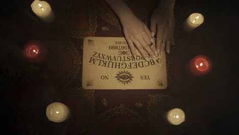 tabla de ouija con velas