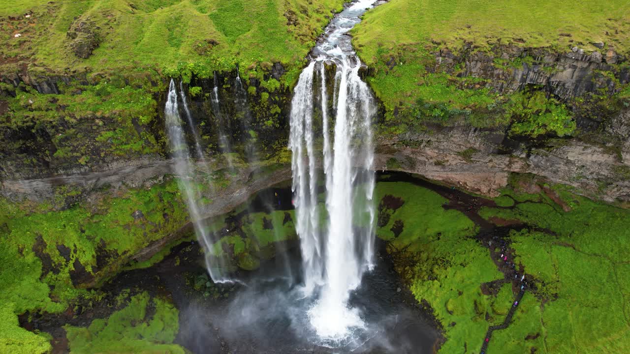 la majestuosa cascada de seljalandsfoss en islandia, fue filmada desde el aire.