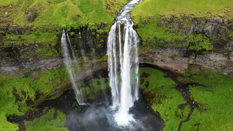 Majestuosa-Cascada-De-Seljalandsfoss-En-Islandia,-Toma-Aérea-Reveladora