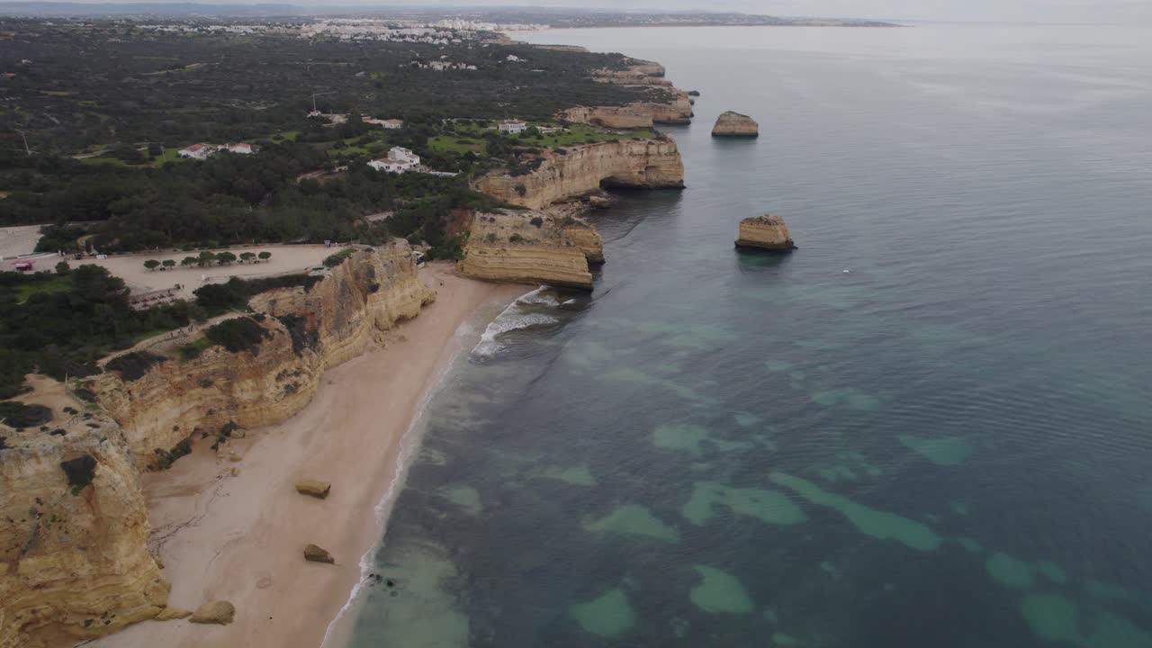 vista aérea sobrevolando las cuevas de benagil, lagoa, algarve portugal con la costa transparente del océano atlántico