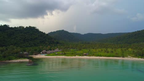 tormenta en una playa tropical