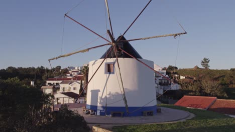 Primer-Plano-Del-Viejo-Moinho-De-Odeceixe-Portugal-Con-Amanecer-Cielo-Azul,-Antena