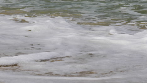 Das-Wunderschöne-Grünblaue-Meer-Rollt-Sanft-Zum-Ufer-Und-Stürzt-Auf-Wunderschöne-Sandstrände