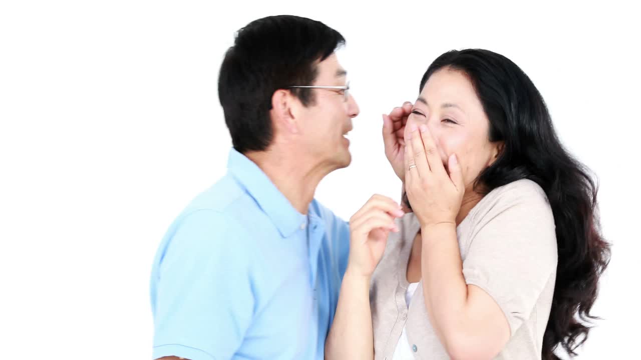 성숙한 아시아 커플이 서로 비밀을 말하고 있습니다.