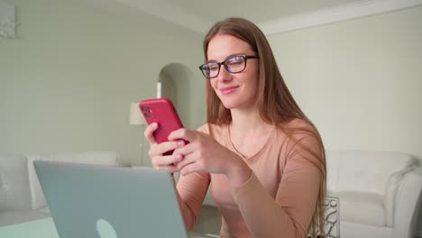 retrato de una joven independiente leyendo una notificación en un teléfono inteligente