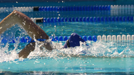 joven nadadora nadando dentro de la piscina 4k