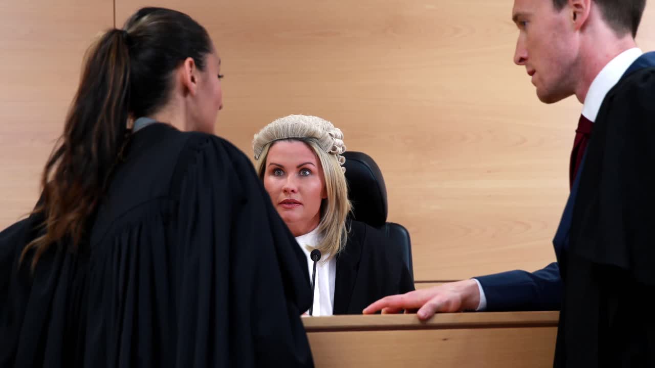 abogados hablando con el juez.