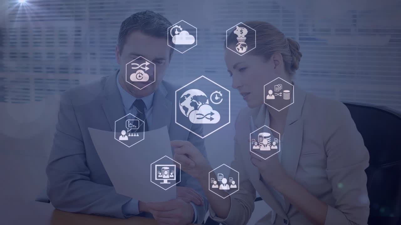 animación de negocios e íconos en la nube procesamiento de datos sobre diversas personas de negocios en la oficina