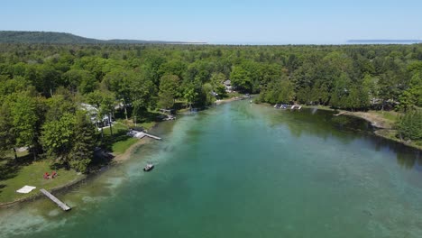 casas de vacaciones en el lago fisher, la ciudad de glen arbor, vista aérea ascendente