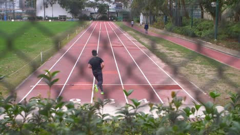 revelar tiro do homem correndo na pista