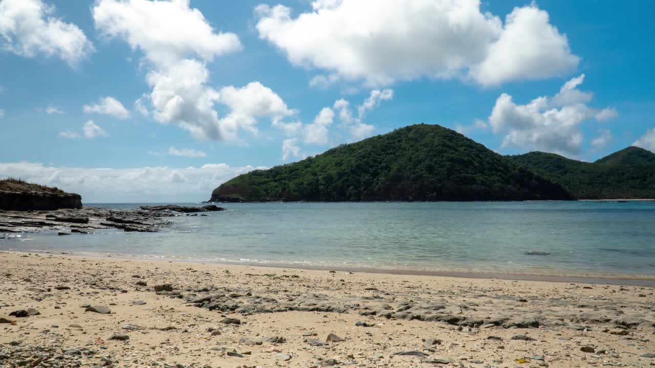 marea cambiante en la isla tropical en el pacífico en un día soleado, lapso de tiempo