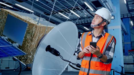 ingeniero comprobando el equipo de satélite en una instalación