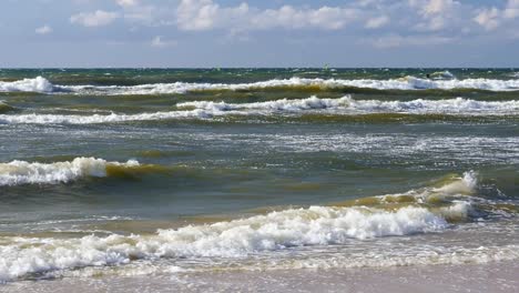 Olas-Del-Mar-En-Un-Día-Ventoso.-Mar-Báltico,-Polonia