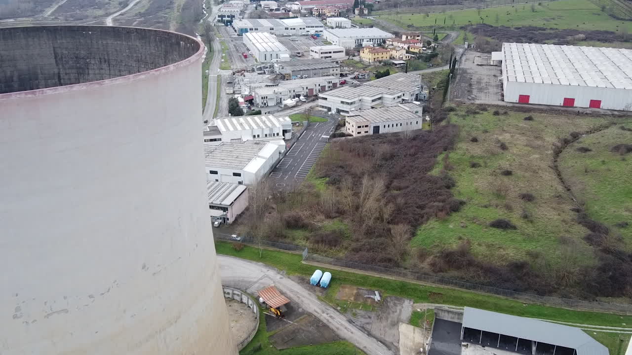 Ripresa aerea che passa attraverso due torri di raffreddamento della centrale elettrica di Santa Barbara.