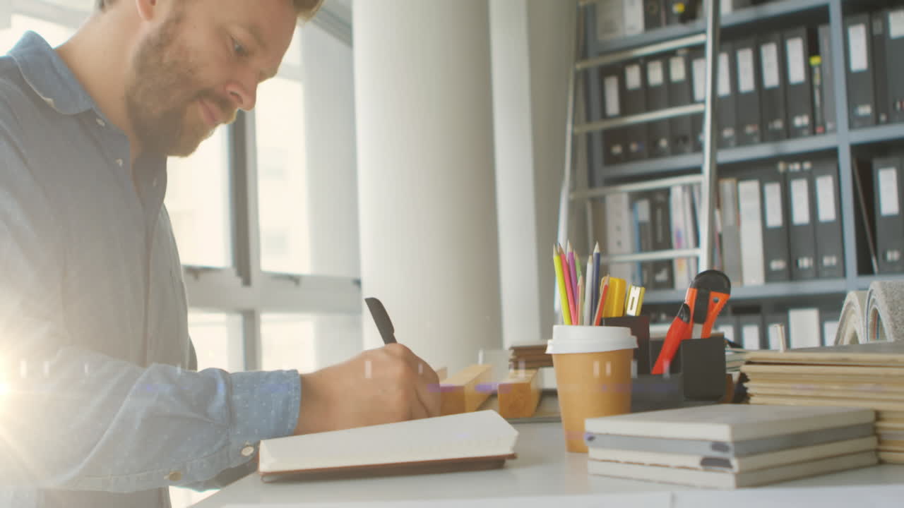 animación de la luz sobre el hombre caucásico escribiendo en un cuaderno
