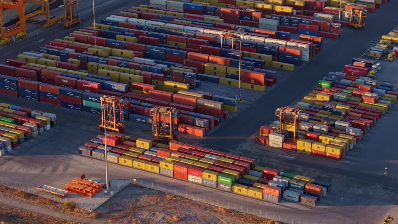 Il mare della Grecia che risplende al tramonto con navi portacontainer nel porto di Salonicco