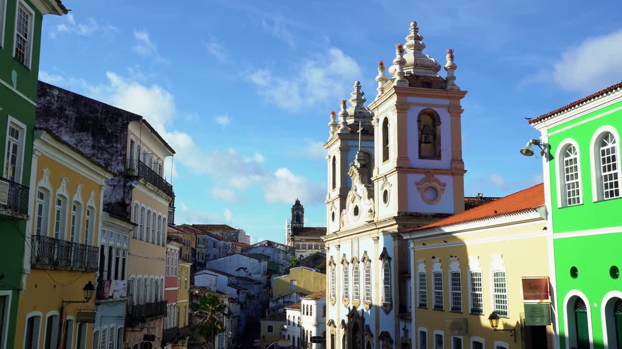 Ripresa a mano del vivace quartiere afro-brasiliano Pelourinho a Salvador, nello stato di Bahia, Brasile