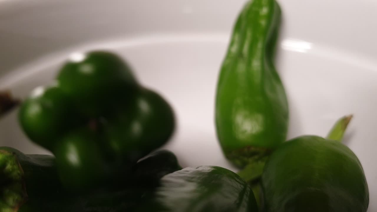 많은 피킬로 고추가 가득 찰 때까지 그릇에 떨어집니다.