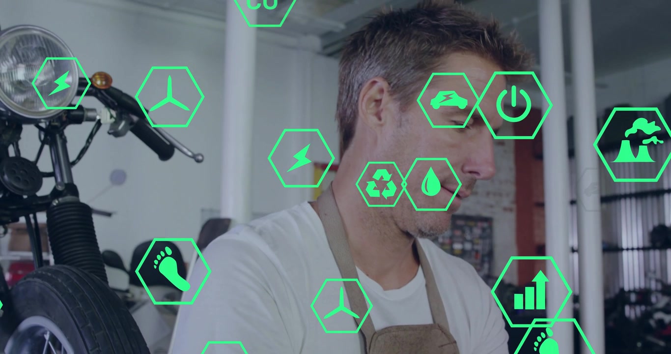 Hombre cerca de una motocicleta en una tienda, escaneando una pantalla y activando iconos hexagonales verdes que muestran métricas de energía.