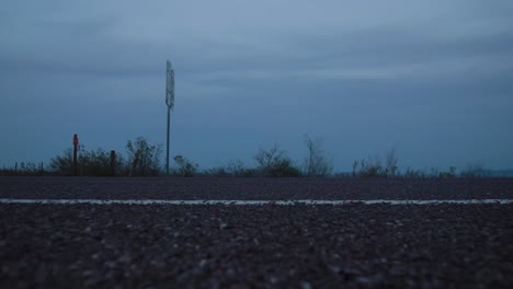 Auto-Fährt-Auf-Wüstenautobahn-Zur-Blauen-Stunde-4k-Von-Links-Nach-Rechts-Dolly