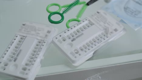 aparatos ortopédicos de cerámica para la instalación de construcciones en los dientes en envases de plástico.