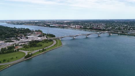 Drohnenaufnahmen,-Die-Während-Der-Aufnahme-Der-Fort-Erie-Friedensbrücke-Und-Des-Kühlen-Blauen-Wassers-Des-Lake-Erie-Entstehen