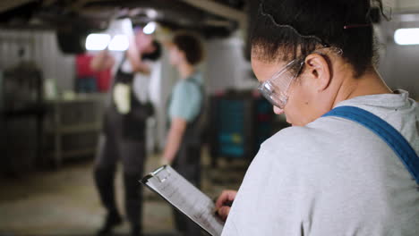 mujeres trabajando en un vehículo