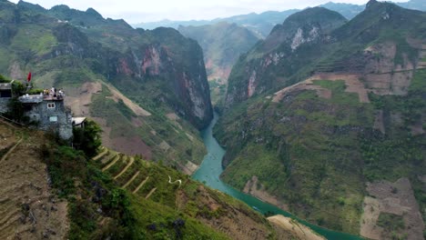 por encima del cañón y el paisaje circundante se encuentra el café ma pi leng panorama