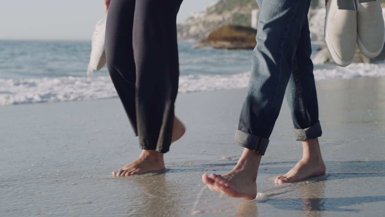 primer plano en los pies de una joven pareja libre caminando