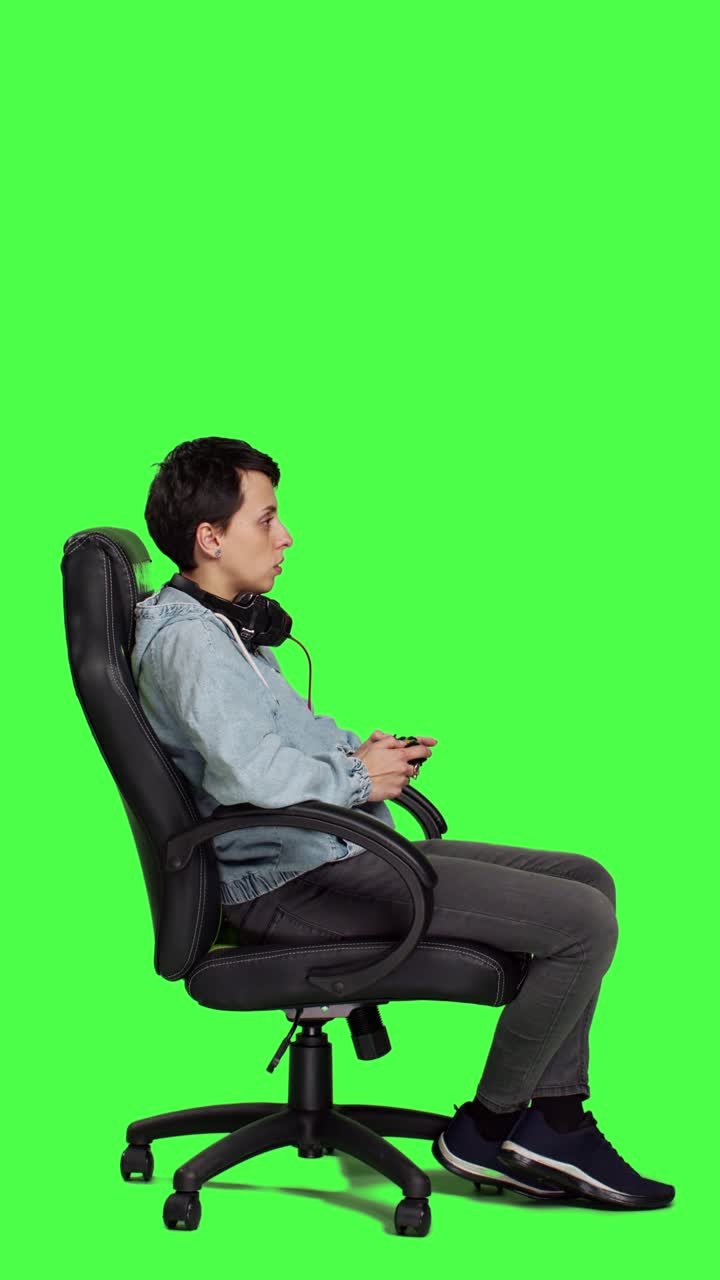 Profilo di una giocatrice che gioca online ai videogiochi con controller