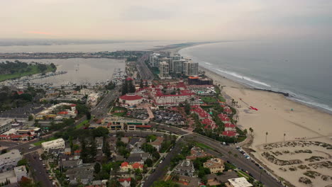 drone acercándose al hotel del coronado con marina en glorietta bay y silver strand state beach en segundo plano en california, ee.uu.