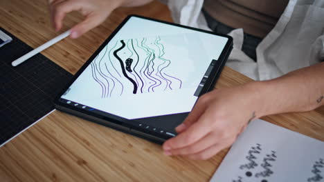 mujer dibujando con la mano tableta oficina en el hogar primer plano. dedos de la dama haciendo zoom pantalla de pestaña