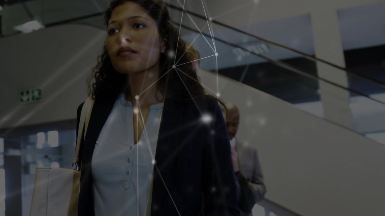 Giovane donna che sale sulla scala mobile, uomo in giacca e cravatta che tocca il telefono creando una mappa di rete sopra la folla per affari.