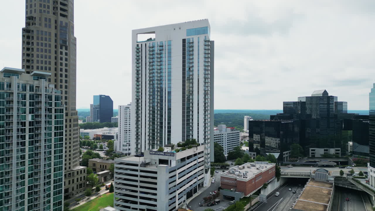 edificios modernos de pisos altos o comerciales en barrios urbanos