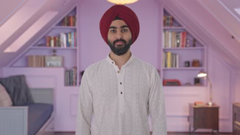 hombre indio sikh feliz sonriendo