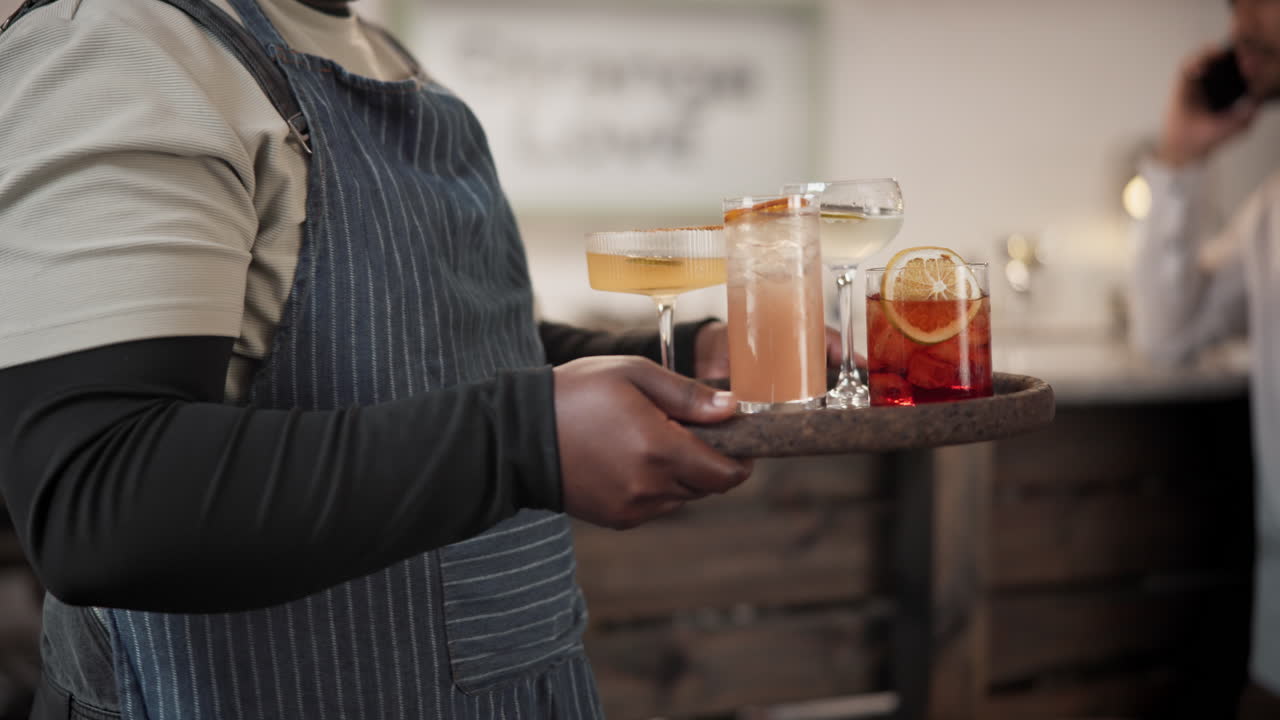bartender sirviendo cócteles a los clientes felices