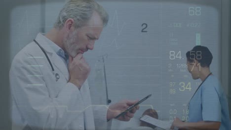 animación del procesamiento de datos sobre un médico caucásico con una tableta