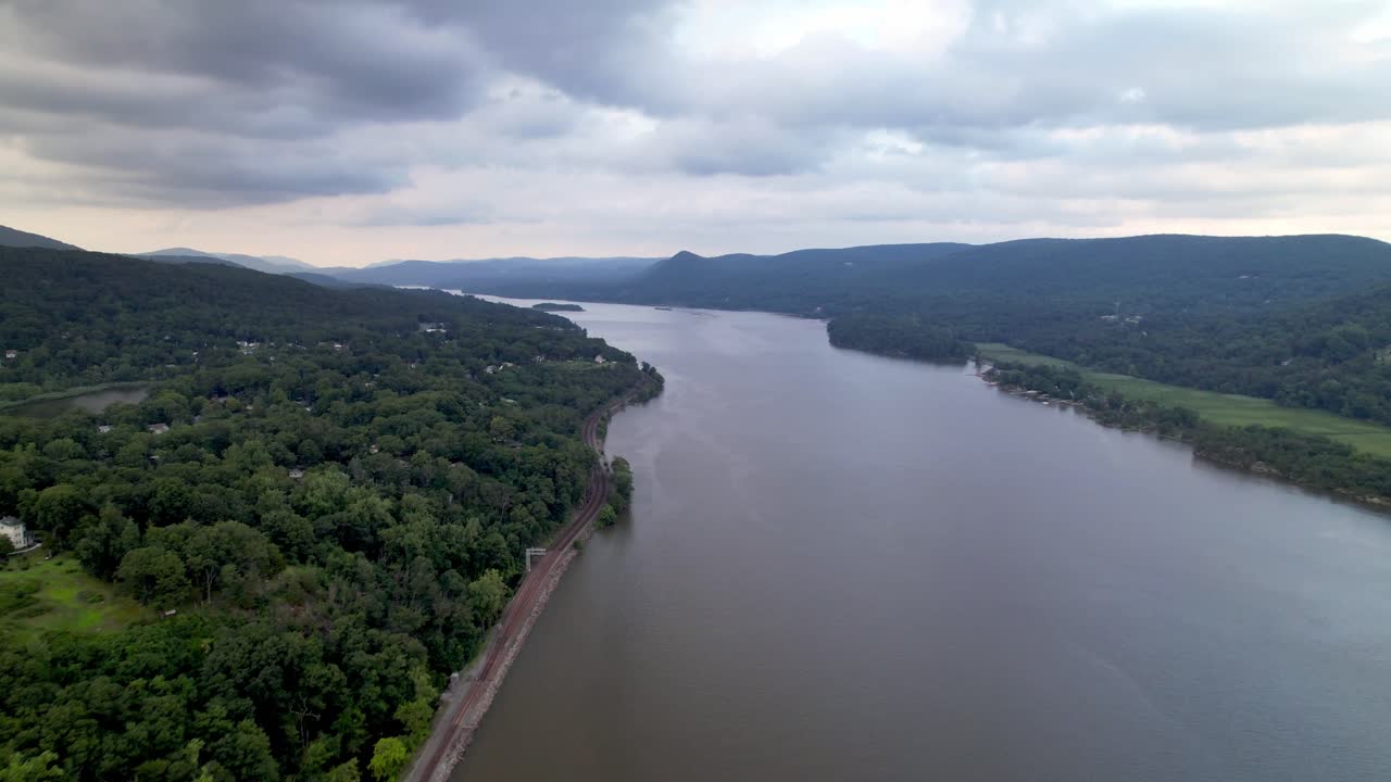spinta aerea lungo il fiume hudson vicino a highland falls, new york.