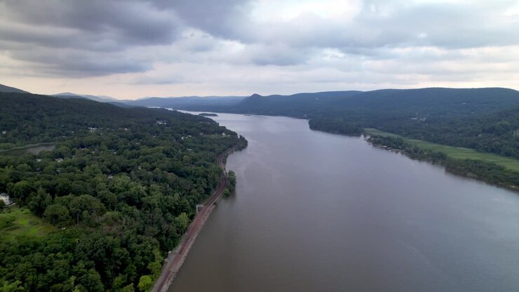 spinta aerea lungo il fiume hudson vicino a highland falls, new york.