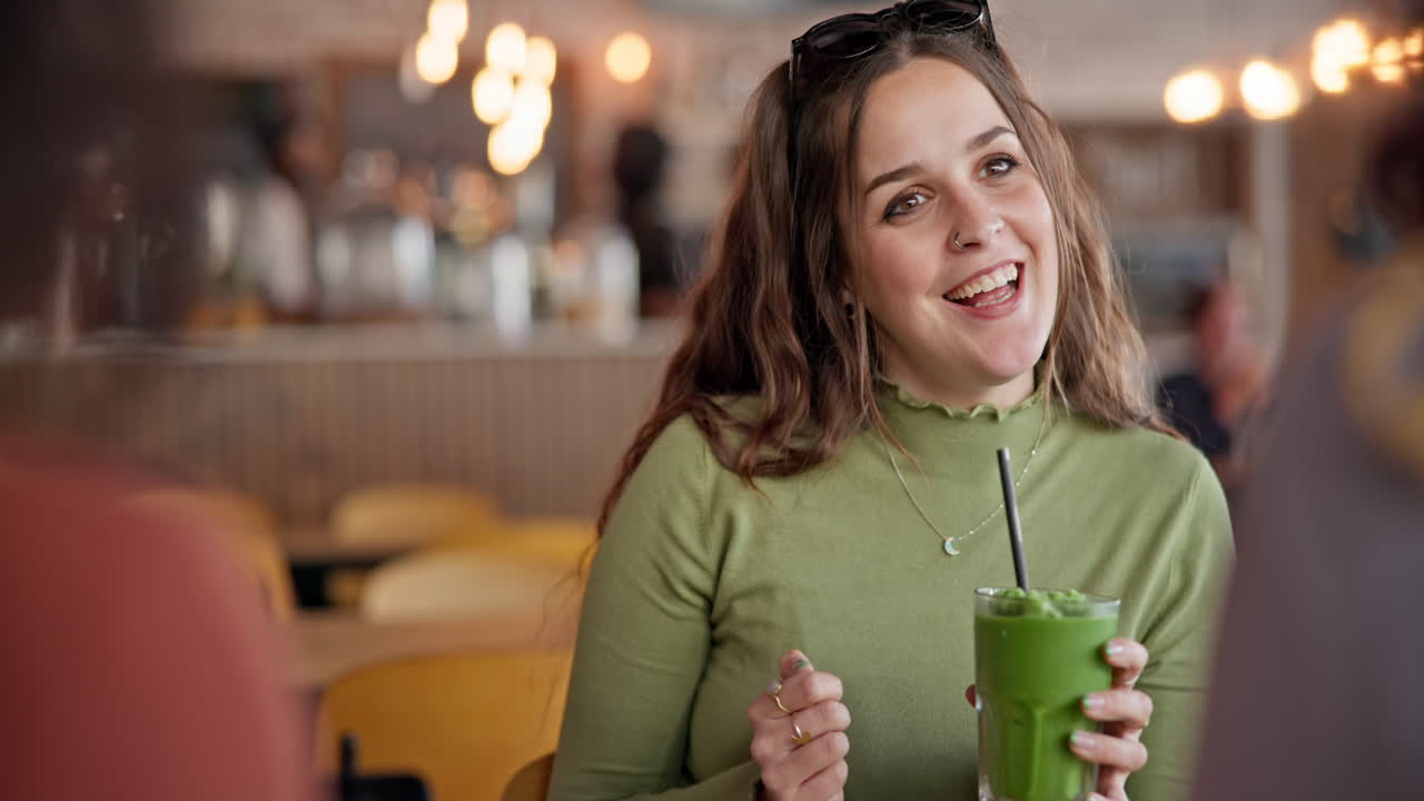 Amiche, conversazione e frullato al bar