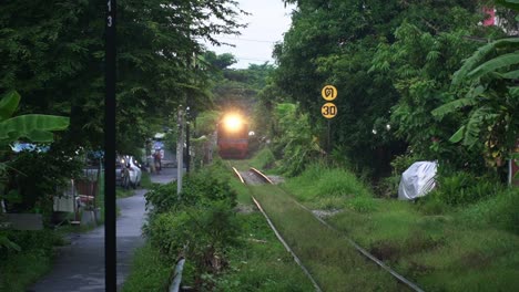 el tren expreso especial sprinter se dirige a bangkok, tailandia