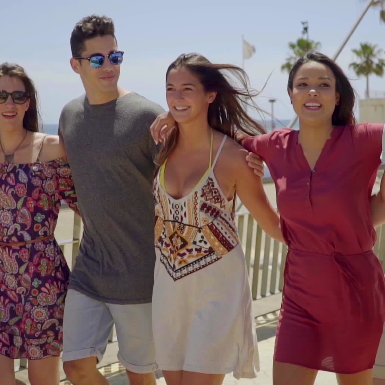 여름 방학 동안 유행하는 친구들의 젊은 그룹