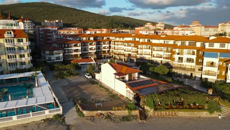 Luftdrohnenaufnahme-Des-Hotelresorts-Elenite-An-Der-Schwarzmeerküste-In-Bulgarien