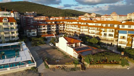 vista aérea de un avión no tripulado del complejo hotelero elenite en la costa del mar negro en búlgaro
