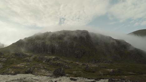 niebla moviéndose sobre una montaña en las islas lofoten en noruega
