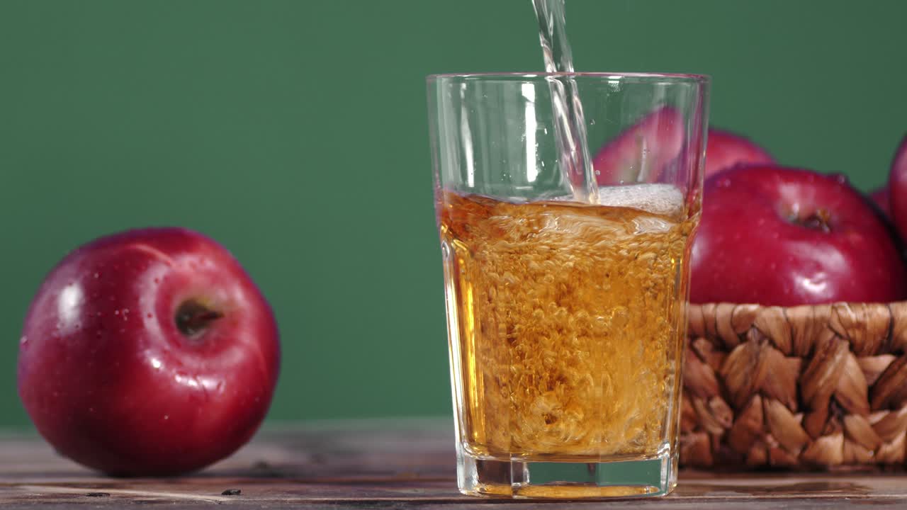 vierte jugo de manzana fresco en un vaso.