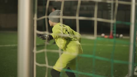 un equipo de fútbol infantil entrena en el estadio bajo la guía de un entrenador. los niños en uniformes deportivos practican ejercicios de pelota, mejoran la técnica y desarrollan el trabajo en equipo en el campo verde