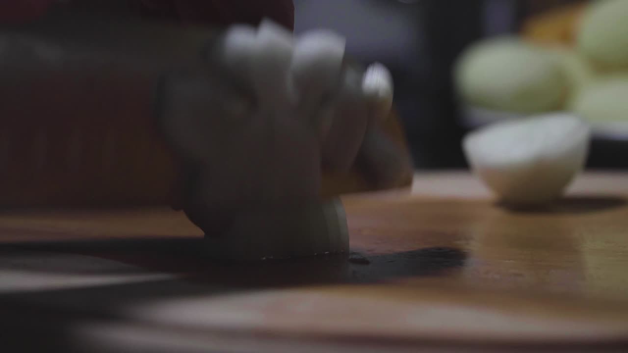 여성의 손을 씻고 껍질을 벗기고 야채를 야채 스튜로 자릅니다.