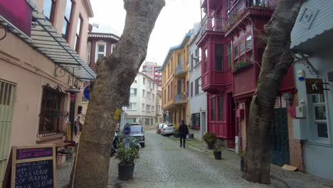 eine charmante straße in istanbul