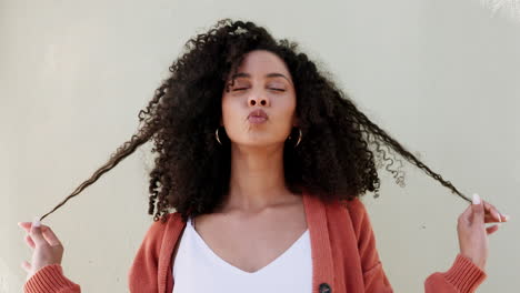 Belleza,-Cabello-Y-Sonrisa-Con-Una-Mujer-Negra-Siendo